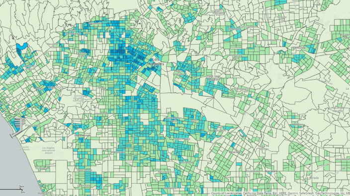 Esri의 업데이트된 인구 통계 데이터 변수를 사용하여 Los Angeles 카운티의 영역을 강조 표시하는 파란색 및 초록색 맵