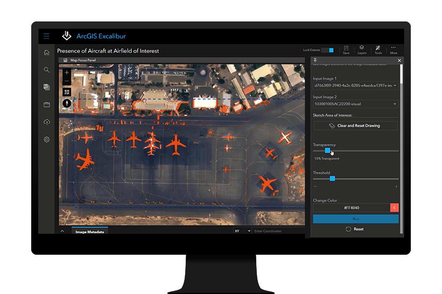 Digitales Bild mit Flugzeugen an einem Flughafen, auf dem zu sehen ist, wie in ArcGIS Excalibur Veränderungen bei der Aktivität von Flugzeugen erkannt werden