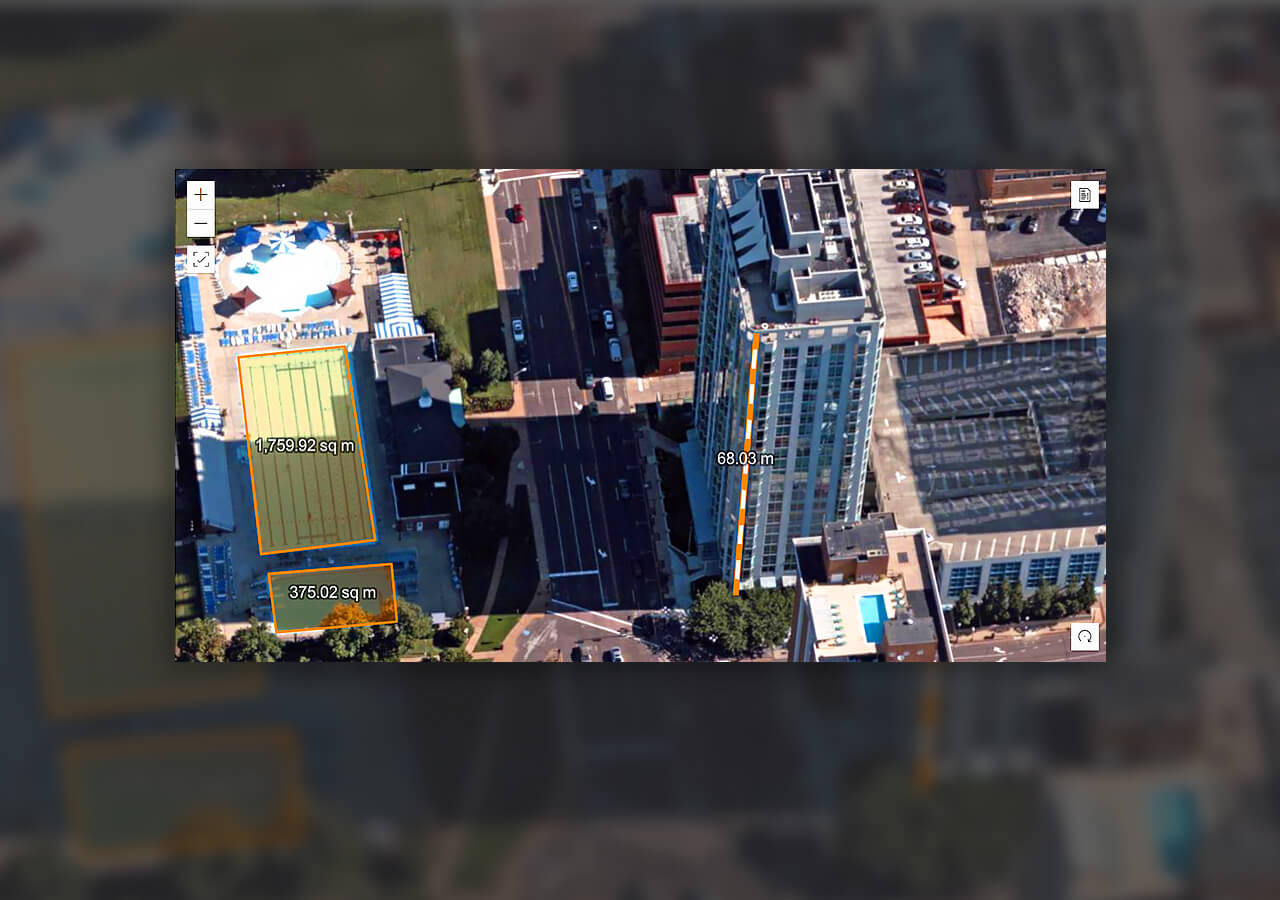 Bild von einer Straße in einer Stadt mit Autos neben einem großen Gebäude, auf dem zu sehen ist, wie ArcGIS Excalibur ein Gebäude für ein Bauprojekt vermisst