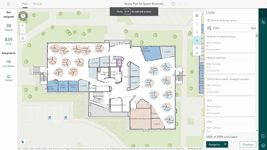 Mapa de interiores en 2D con oficinas resaltadas en cuadros azules y grises en ArcGIS Indoors Spaces con un cuadrado blanco con texto 