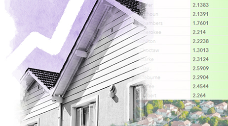 ライン チャートとスプレッドシートがオーバーレイされている、白の住宅のコンポジット画像