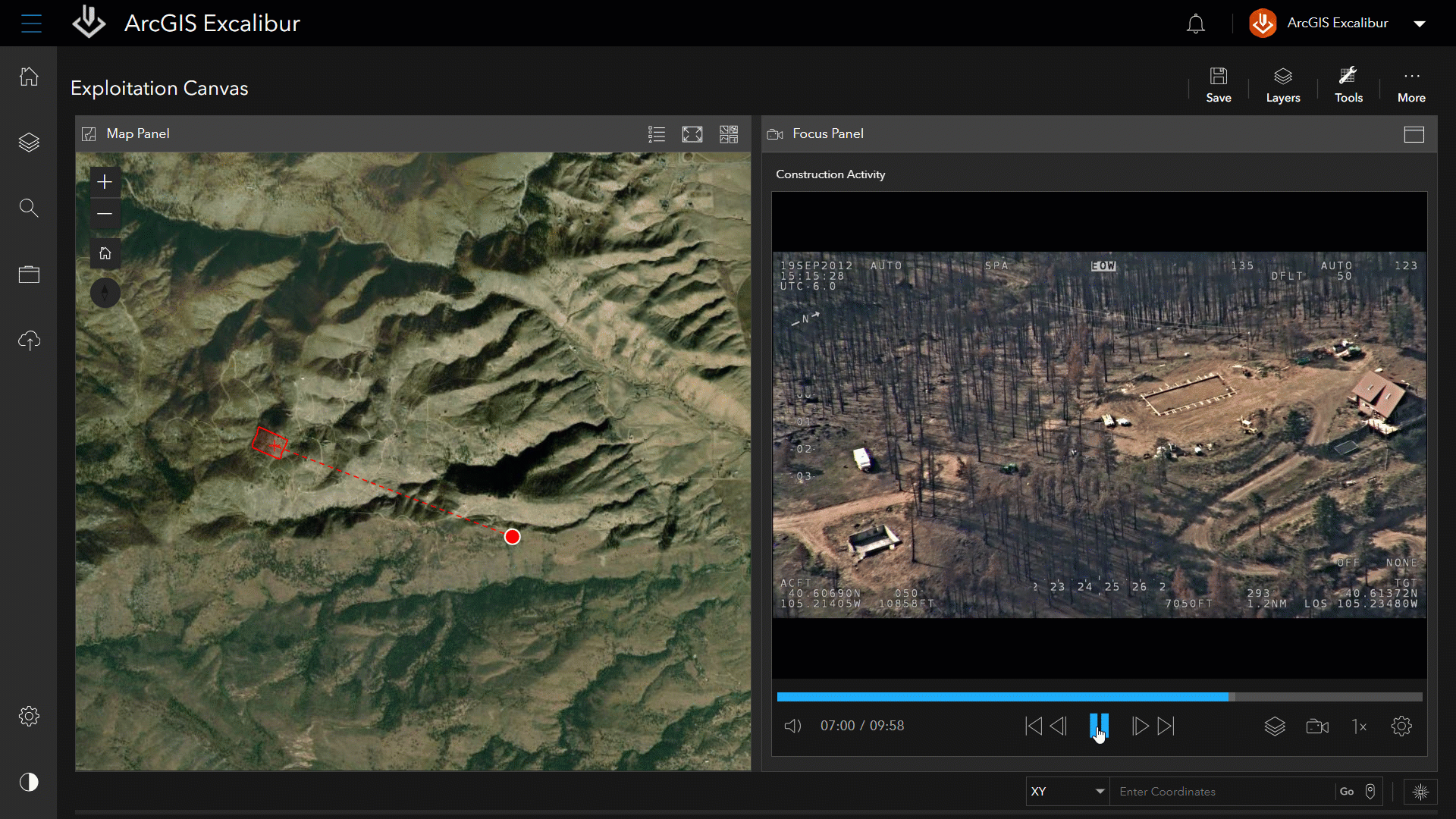 Interfaz de ArcGIS Excalibur con una imagen del terreno a la izquierda y un vídeo en movimiento del terreno y los árboles a la derecha