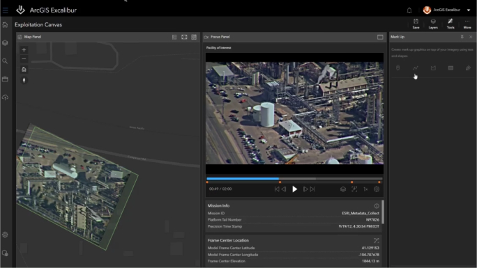 黑色背景上的白色文本和建筑物和汽车的视频图像，表示在 ArcGIS Excalibur 中进行视频分析的过程