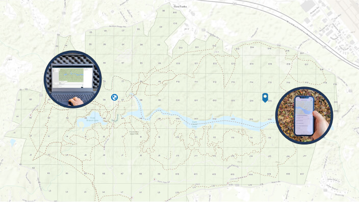 Hellgrüne 2D-Karte mit Bildeinbettungen, die einen Laptop und ein Smartphone zeigen, auf dessen Bildschirm jeweils eine Karte zu sehen ist