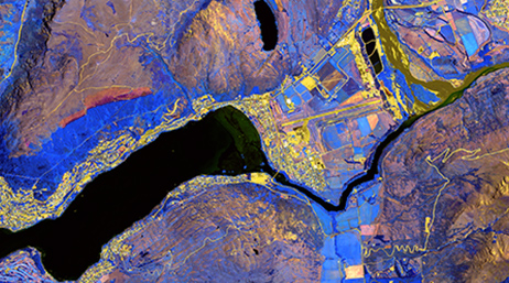 Satellitenbild von Land und Wasser mit gelb markierten Flächen und Routen
