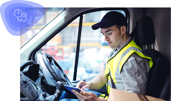 Auslieferungsfahrer mit gelber Sicherheitsweste, der in einem Transporter an einem Tablet-PC arbeitet