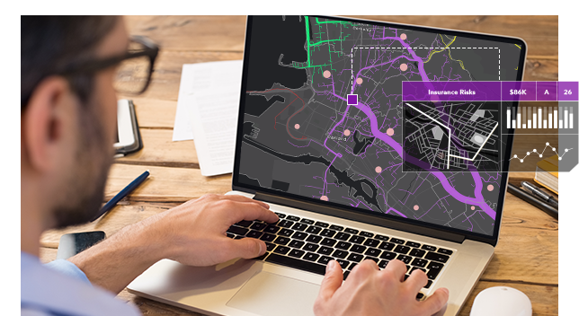 Junger Mann mit Brille, der am Schreibtisch an einem Laptop arbeitet, und kleines Bild mit Balkendiagrammen und Daten