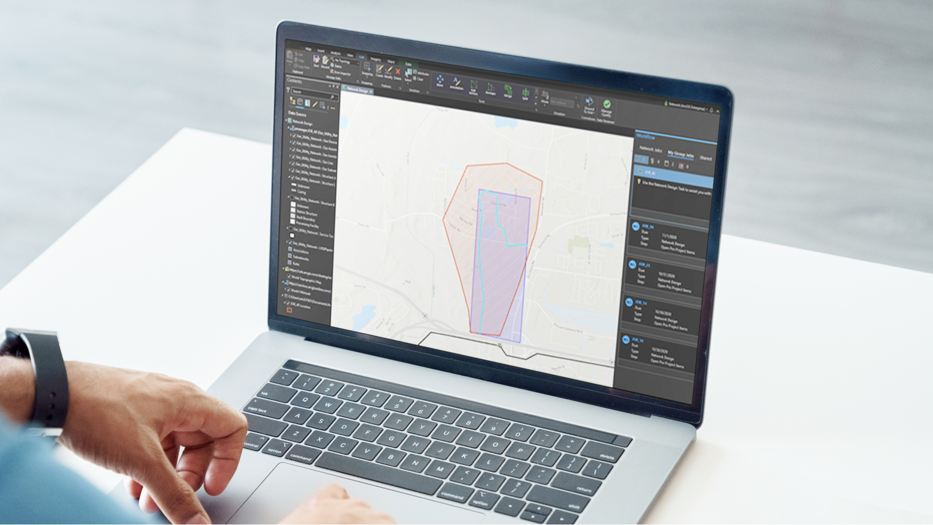 Schermo di un laptop che mostra una mappa stradale con due regioni evidenziate in viola e rosso