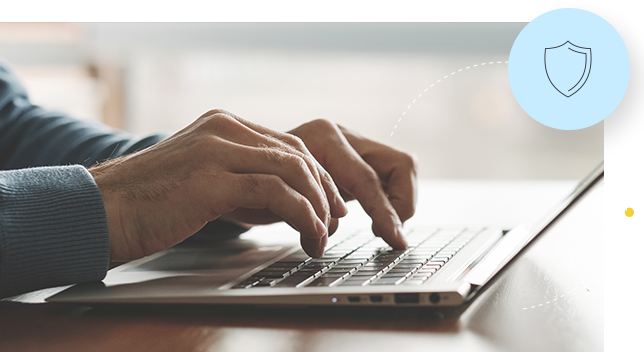 Duas mãos digitando em um teclado de laptop