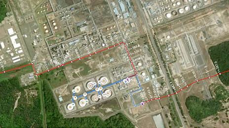Eine Luftaufnahme von Pipelines, die von einer Karte mit Bilddaten überlagert wird