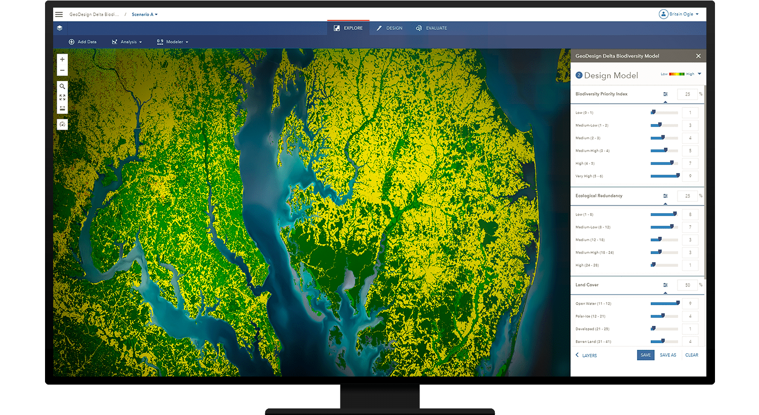 Monitor que muestra un mapa de satélite con suelo verde y agua azul y un cuadro que muestra análisis de superposición ráster ponderada (WRO)