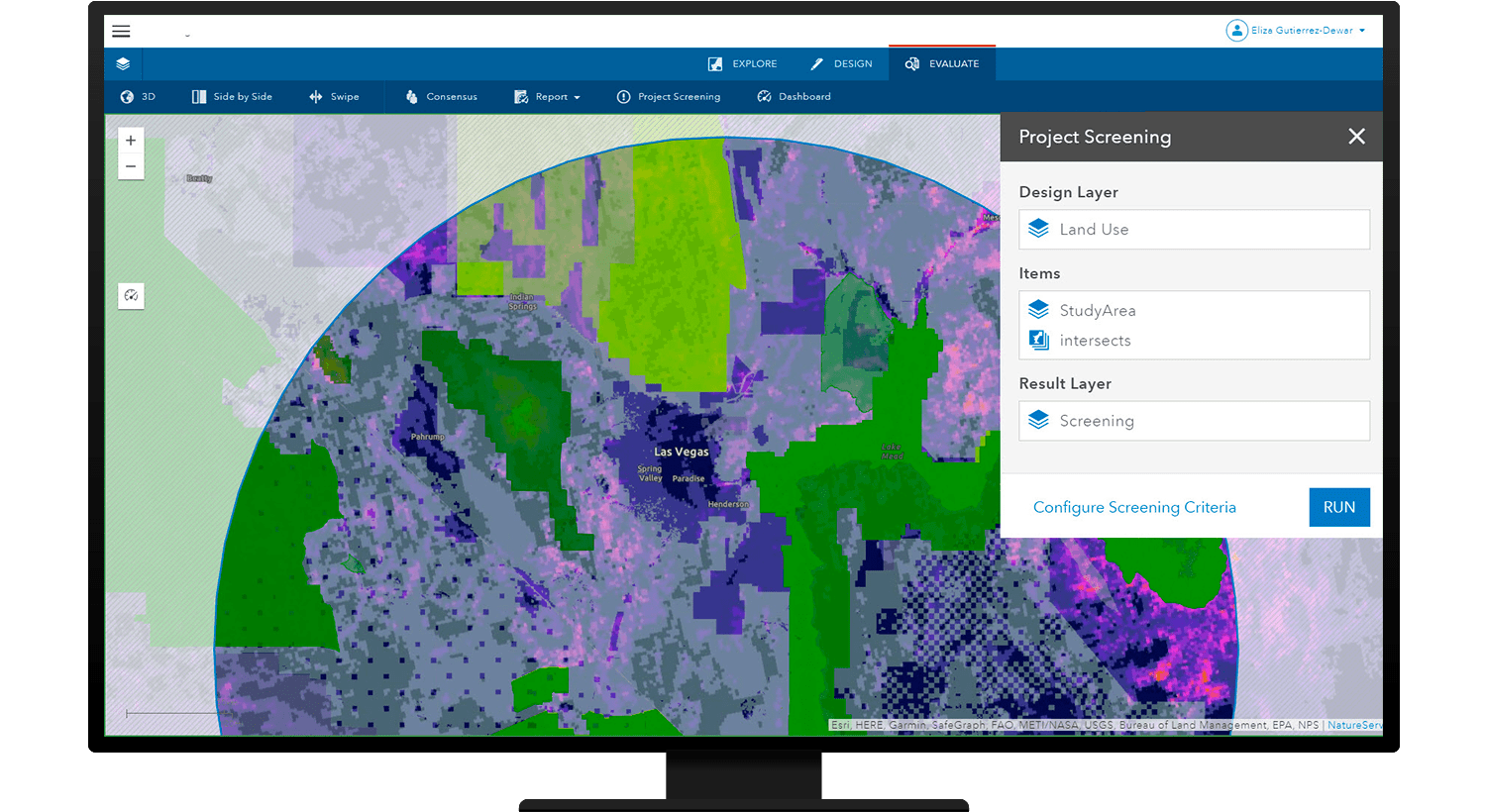 複数色のデジタル マップと ArcGIS GeoPlanner のプロジェクト スクリーニング オプションのポップアップ ボックスを表示しているモニター