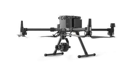 Schwarze Drohne mit vier Propellern, Sensoren und einer Kamera