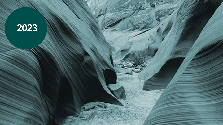 Foto de un sendero sinuoso por una formación natural de rocas veteadas en tonos aguamarina oscura y negro que fluyen armoniosamente