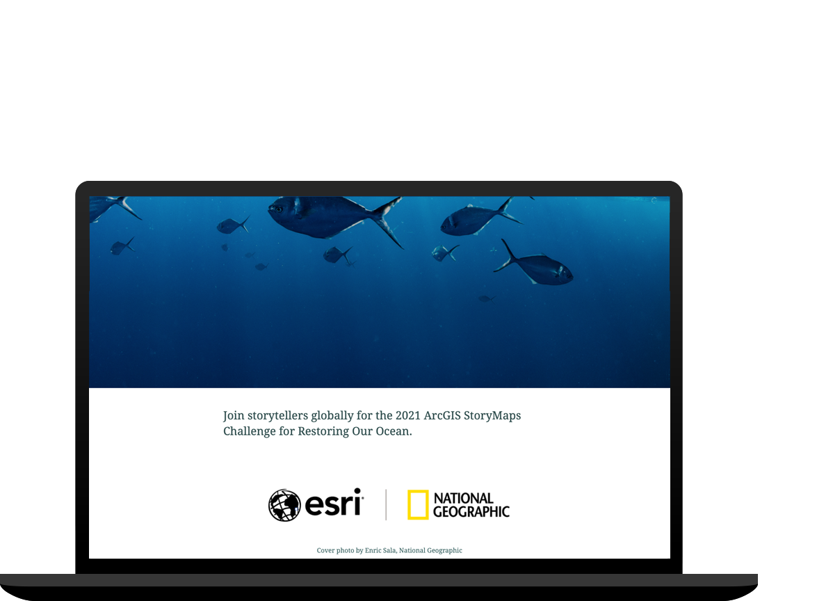 海を泳ぐ魚の ArcGIS StoryMaps ストーリーと、Esri とナショナル ジオグラフィック協会の 2021 ArcGIS StoryMaps Ocean Challenge に関する情報を表示するノート PC