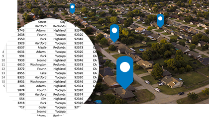 Eine Tabelle mit Text und Zahlen, daneben ein digitales Bild eines Wohngebiets mit blauen GPS-Markern