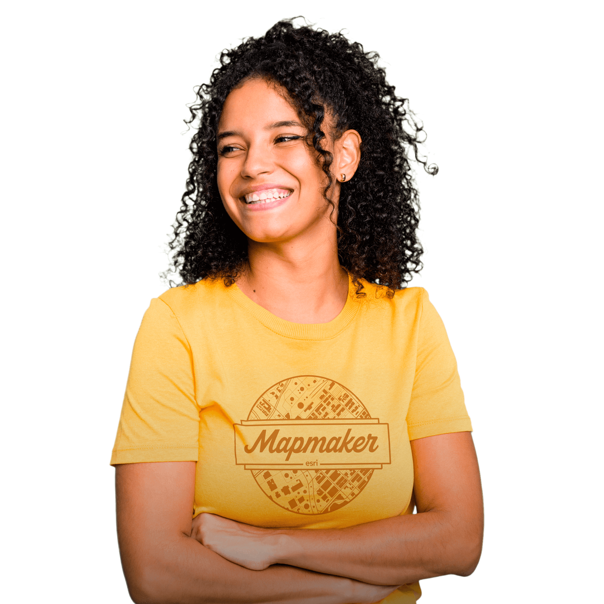 Lachende Person, die ein gelbes T-Shirt mit dem Slogan "Mapmaker" trägt und vor einem abstrakten geometrischen Hintergrund mit blauen, roten und gelben Elementen steht