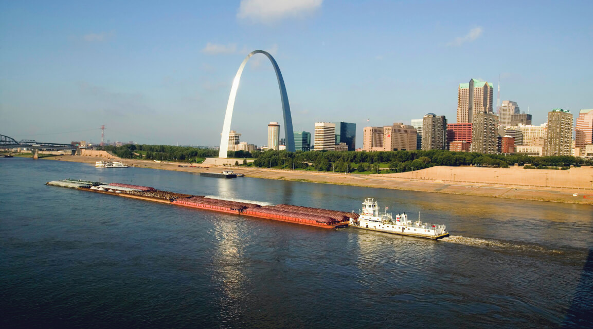 A container ship on the Mississippi River with downtown St. Louis and the Gateway Arch in the background