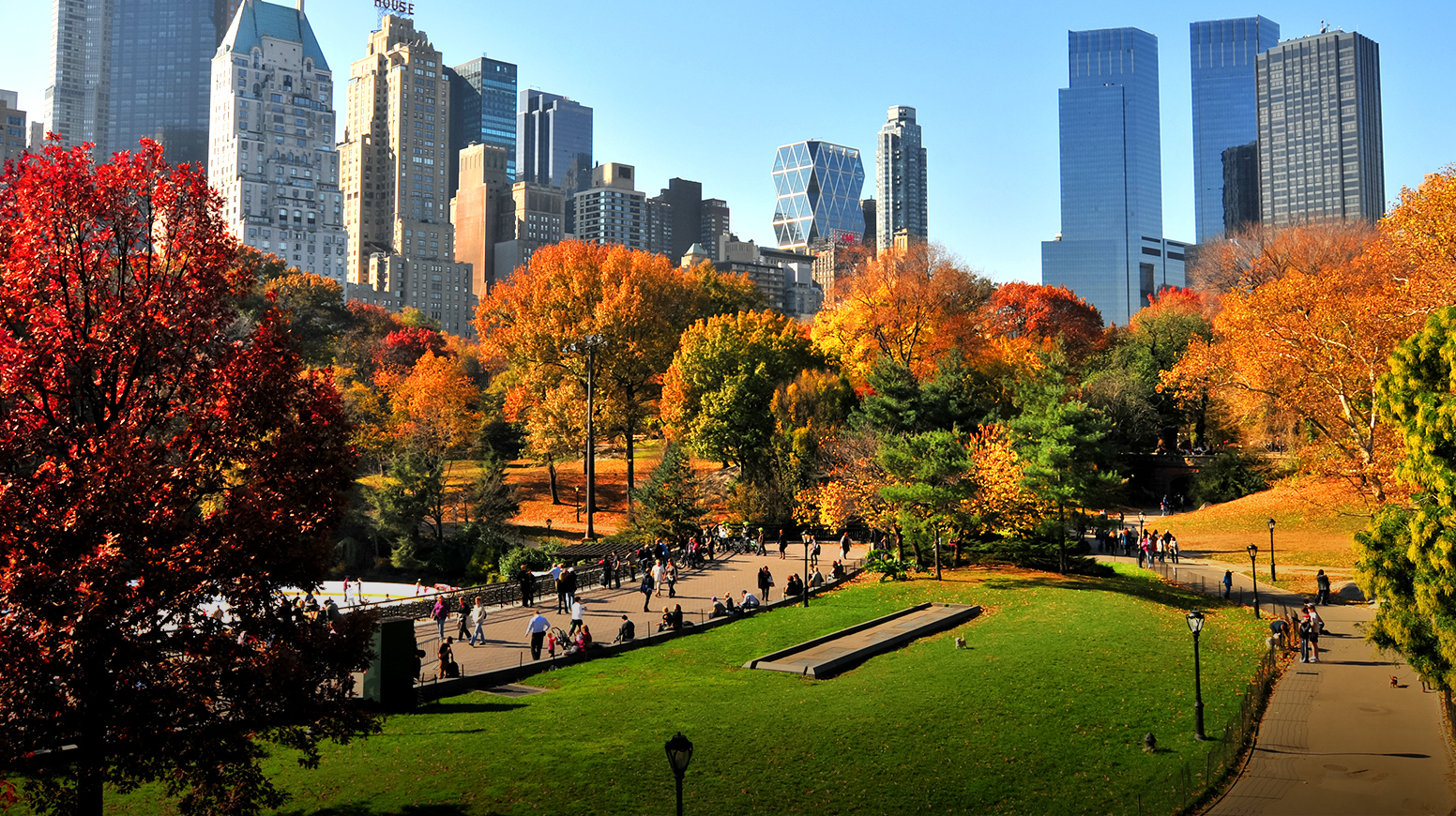 New York, Central Park in autunno con lo skyline della città sullo sfondo