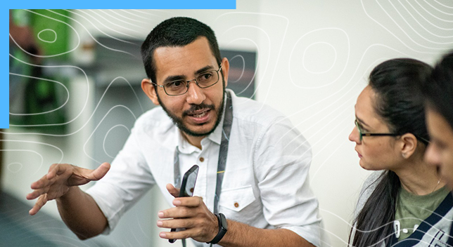 Grupo de estudantes adultos aprendendo em uma sala de aula