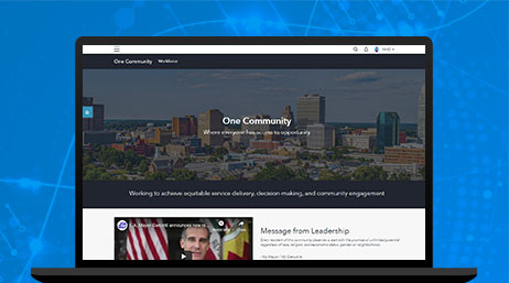 schermo di computer portatile con immagine della città e le parole "Our Community"