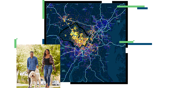 Due persone che camminano con un cane, una mappa scura con un'area gialla e linee blu