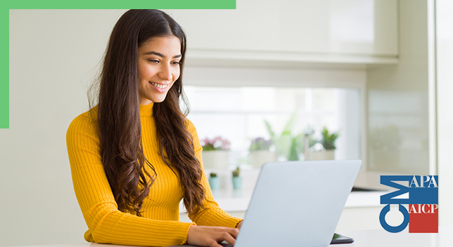 Una persona a un tavolo sorridente e al lavoro su un laptop, con un bordo verde in alto a sinistra e un logo dell'American Planning Association (APA)/American Institute of Certified Planners (AICP) in basso a destra