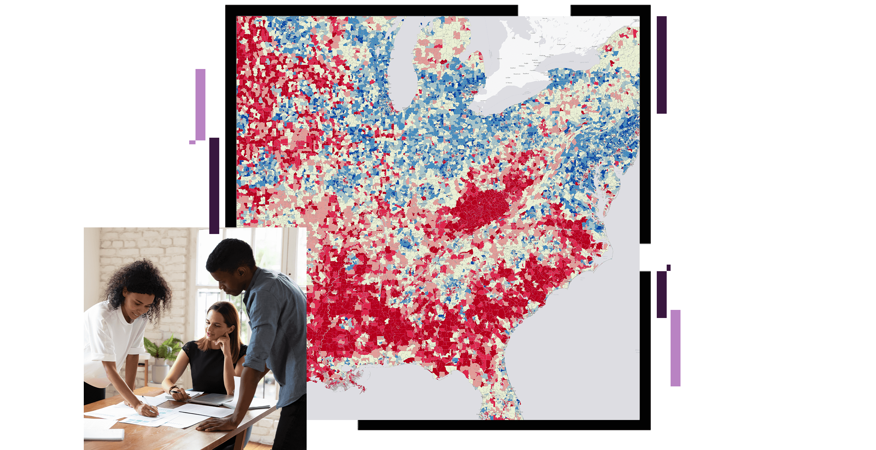 Mappa degli Stati Uniti con punti blu e rossi raggruppati e una foto di tre persone in abiti professionali intorno a un tavolo zeppo di carte in un luminoso ufficio moderno
