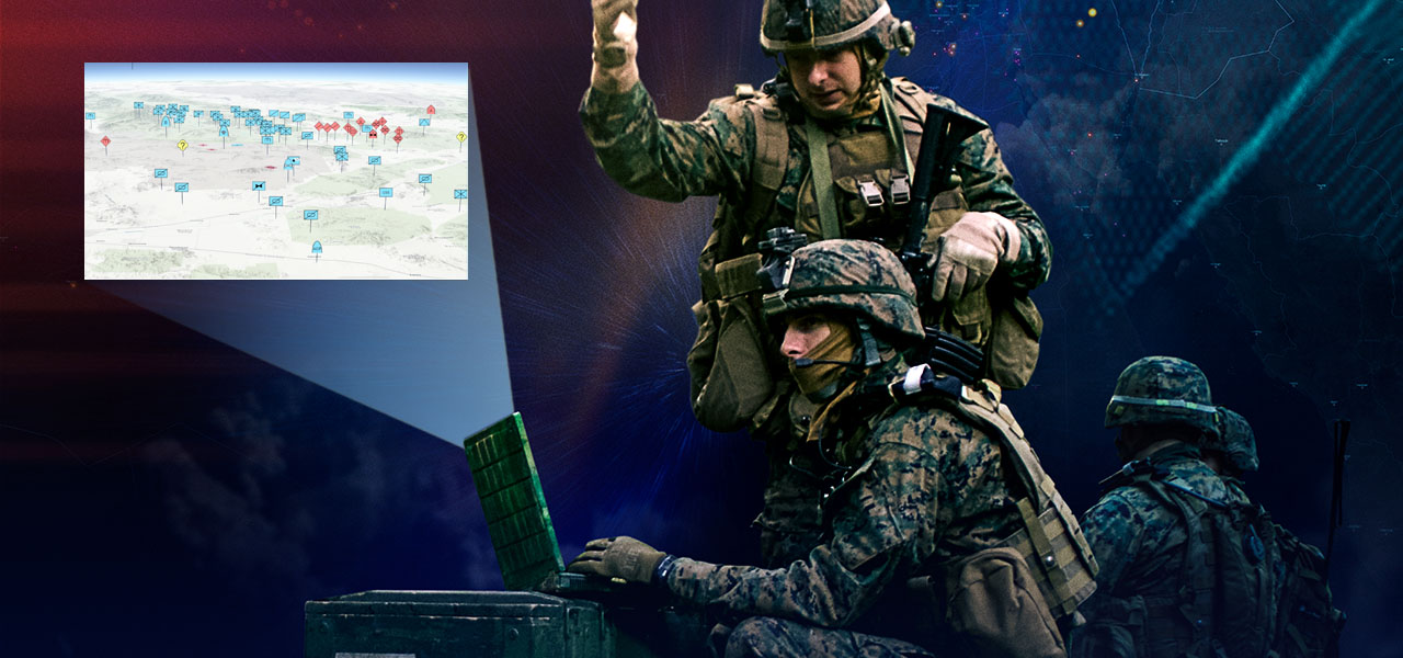 Una imagen compuesta con tres soldados vestidos de camuflaje utilizando un portátil sobre el terreno, con un mapa proyectado desde el portátil