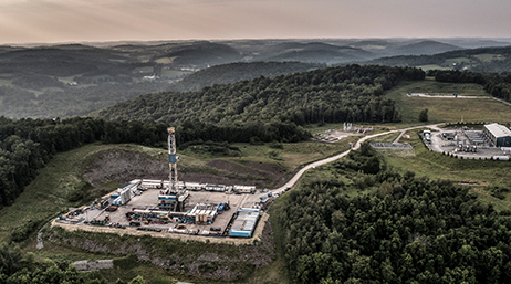 鬱蒼とした森の中心に位置する石油掘削リグの航空ビュー