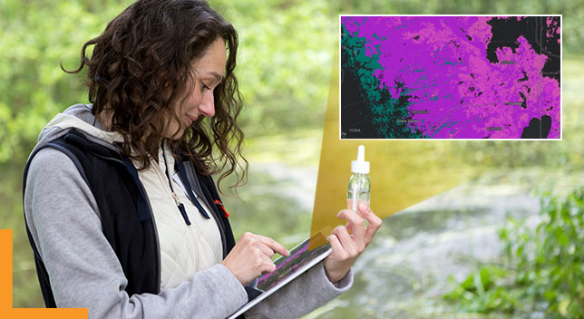 Persona sosteniendo una muestra de agua y utilizando una tableta al aire libre y un mapa en la esquina derecha que muestra lo que aparece en su pantalla