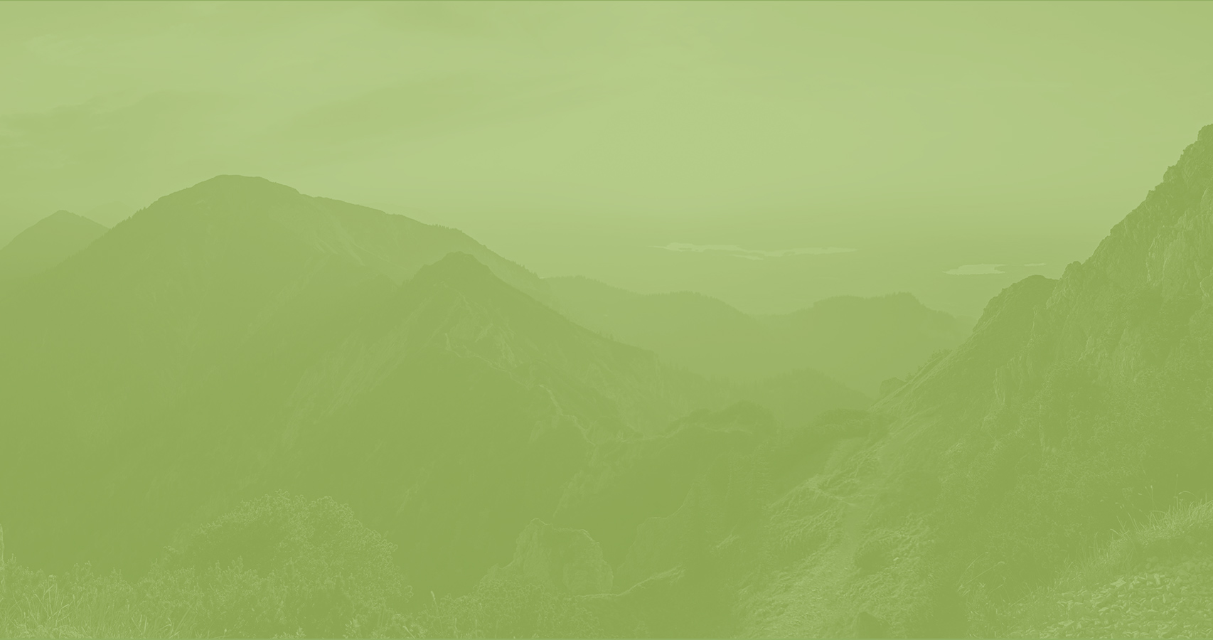 Paisaje montañoso teñido de verde