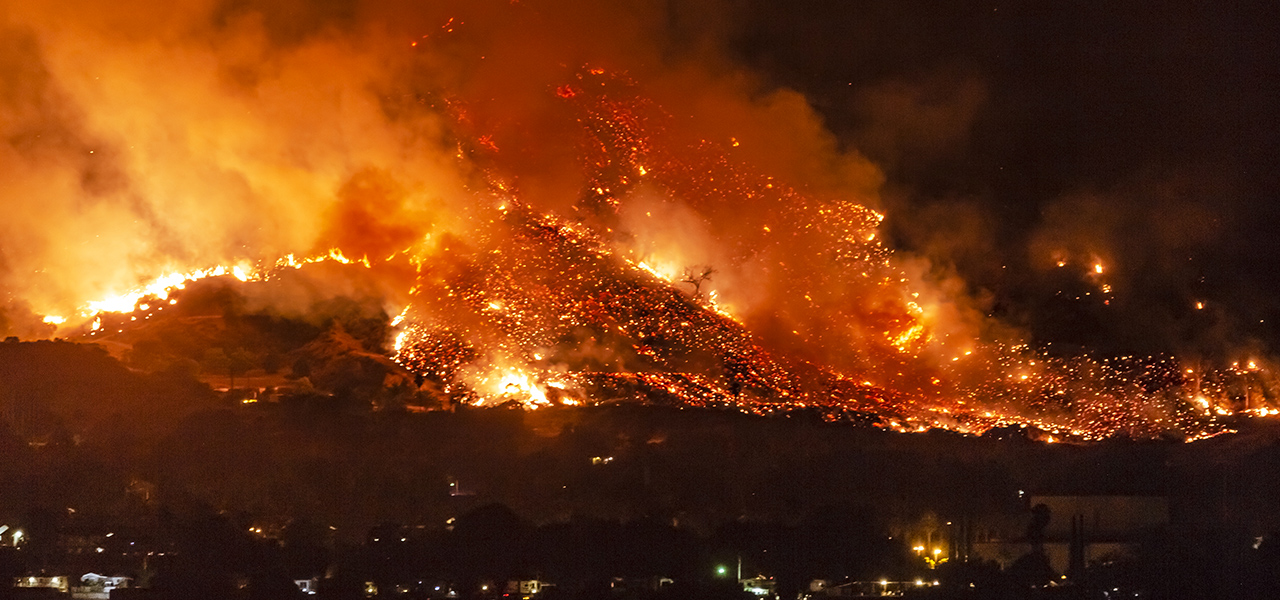 Un incendio che brucia sulle colline di notte