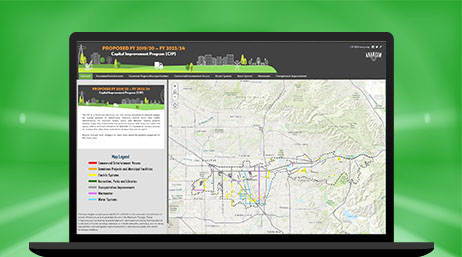 Laptop wyświetlający stronę internetową ArcGIS StoryMaps z mapą z kolorowymi liniami drogowymi i paskiem bocznym z informacjami o znaczeniu poszczególnych kolorów