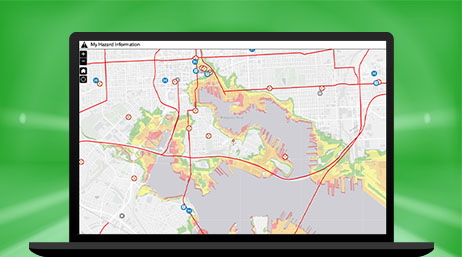 Komputer przedstawiający mapę informacji o zagrożeniach z czerwonymi liniami wskazującymi obszary ruchu, czerwonymi kropkami wskazującymi kolizje i innymi miejscami zaznaczonymi jako ważne miejsca docelowe, takie jak szpitale i schrony