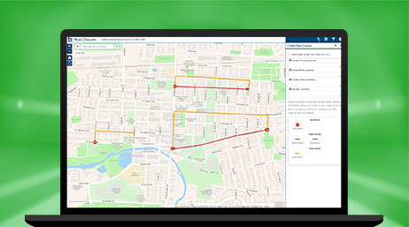 Laptop wyświetlający mapę z czerwonymi liniami wskazującymi zamknięcie dróg