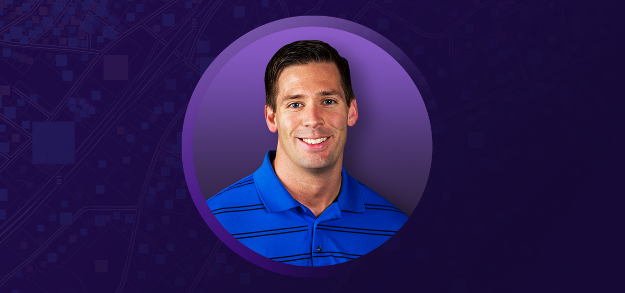 紫色背景上紫色圆圈中的 Derek Rieckmann 肖像