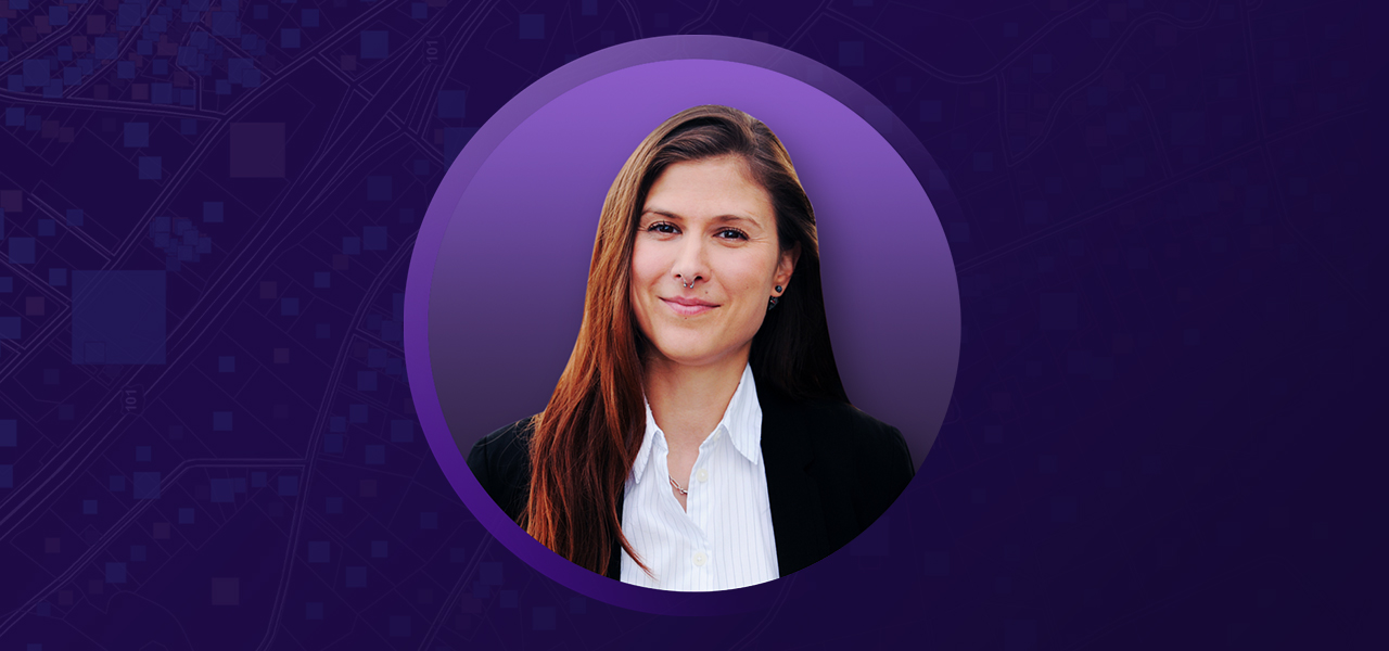 紫色背景上紫色圆圈中的 Vanessa Gruel-Smidt 肖像