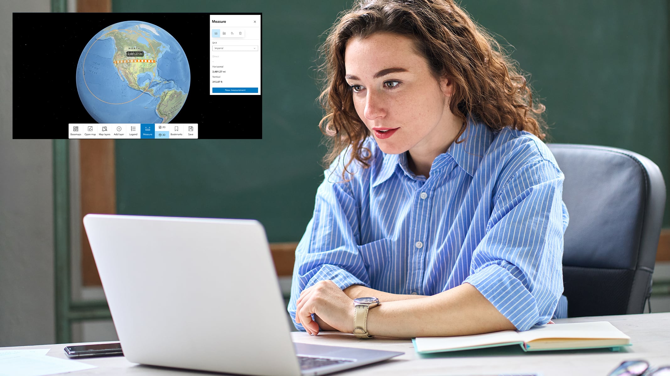 Eine Schülerin in einem blauen Hemd mit Kragen an einem aufgeklappten Laptop, überlagert mit einer kleinen Grafik der Erde