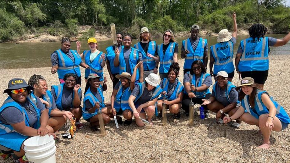 Un piccolo globo della Terra appoggiato sulle pagine di un libro aperto