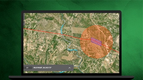 Un portátil que muestra un mapa de ArcGIS Mission con una gran sección y una ruta marcadas en rojo