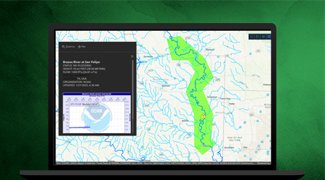 Ordenador portátil que muestra ArcGIS for GeoEvent Server con un mapa en el que hay una ruta verde resaltada