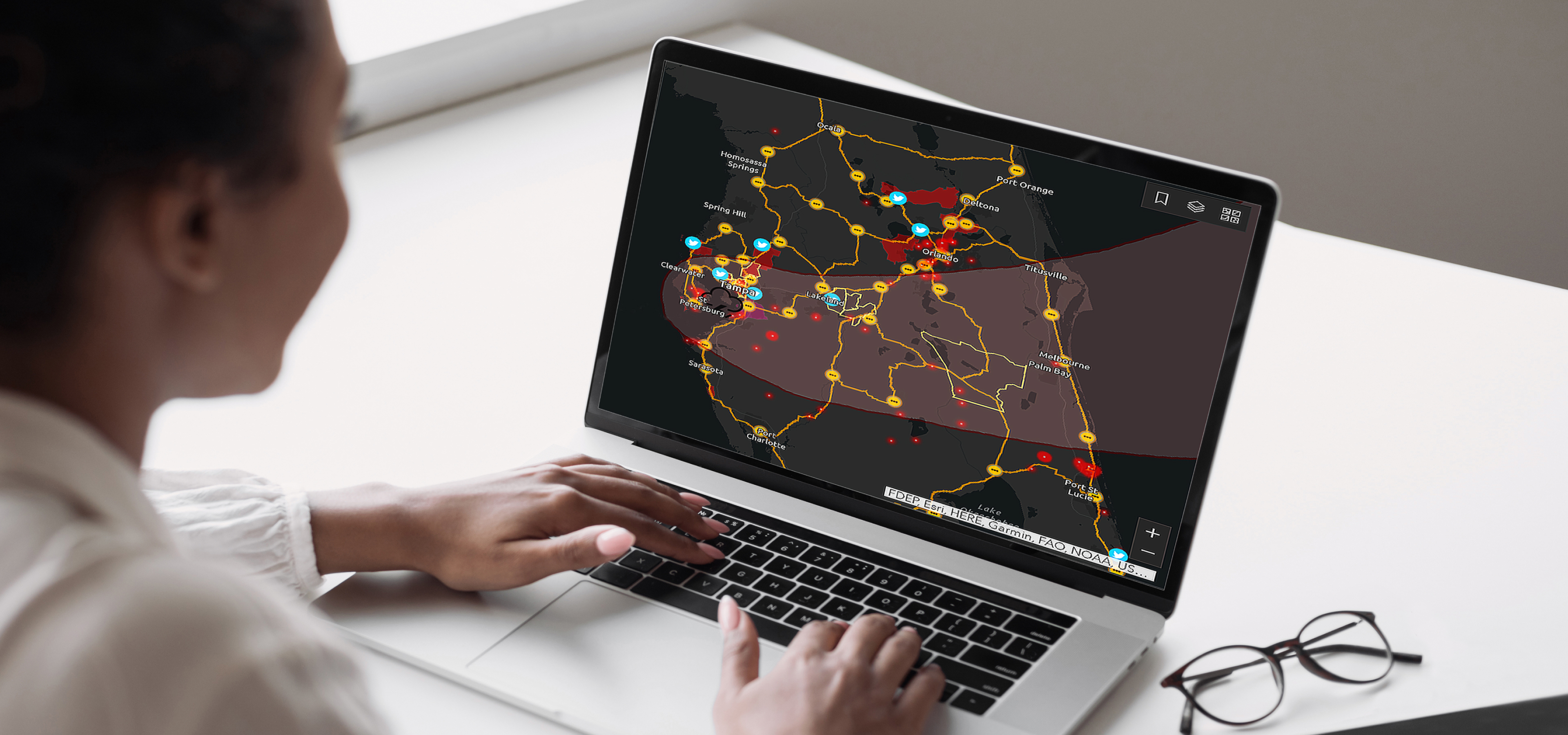 Una persona mirando un mapa digital de operaciones