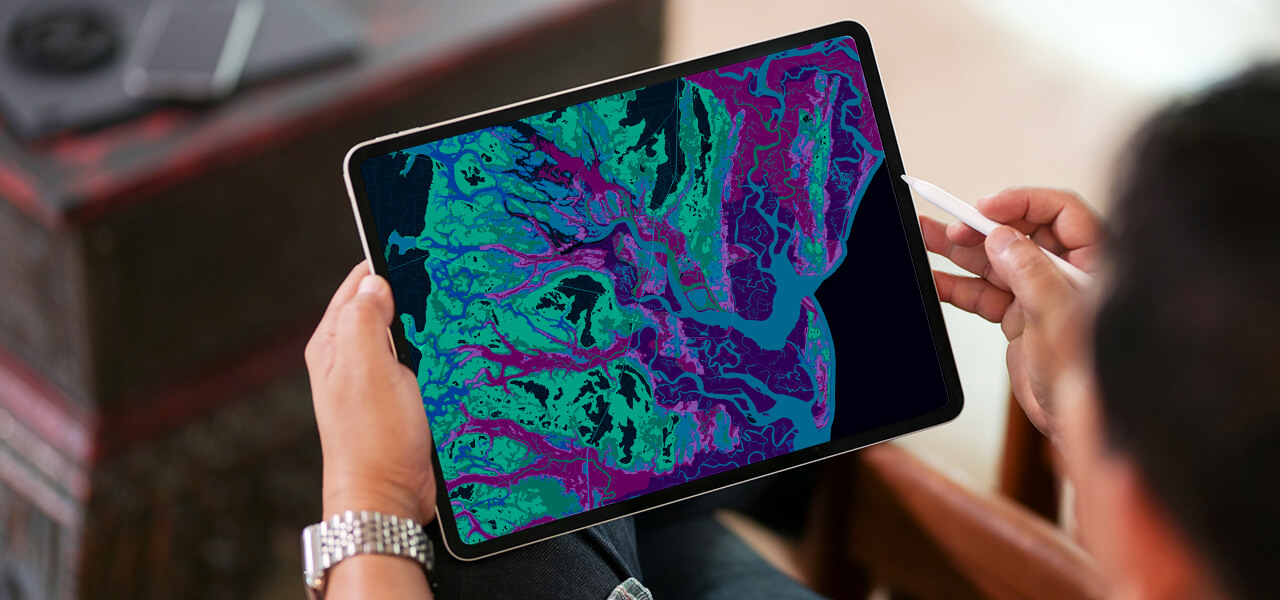 Persona que sostiene una tablet con un mapa en ella