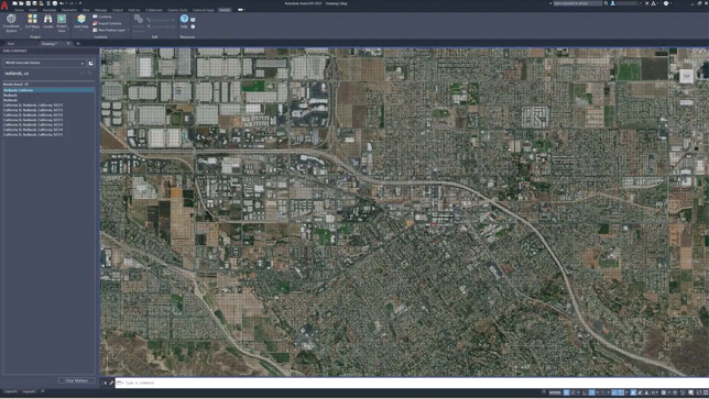 左側にテキストがある ArcGIS for AutoCAD で開かれた建物と道路を示す衛星画像ベースマップ。