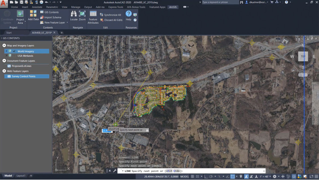 Un dibujo de una zona de viviendas sobre un mapa base de imágenes abierto en ArcGIS for AutoCAD 