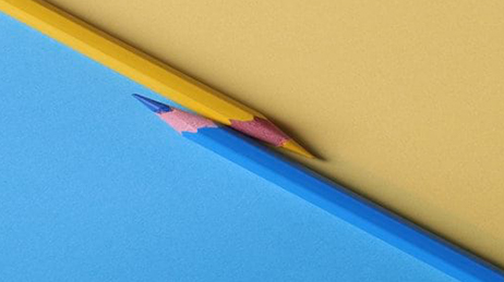 Un lápiz amarillo y un lápiz azul que dividen diagonalmente un rectángulo, formando un triángulo amarillo y un triángulo azul
