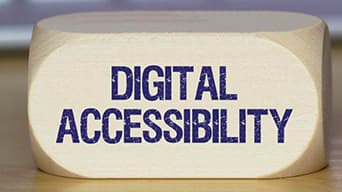 Ein Holzwürfel, auf dessen Vorderseite "Digital Accessibility" in Großbuchstaben steht