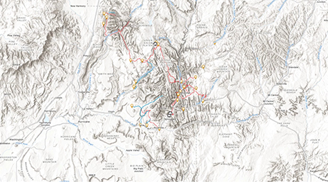 Carte d’isolignes en beige d’une zone montagneuse avec des rivières sinueuses en bleu et en rouge