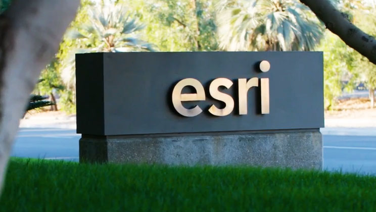 The monument sign at Esri with palm trees in the background
